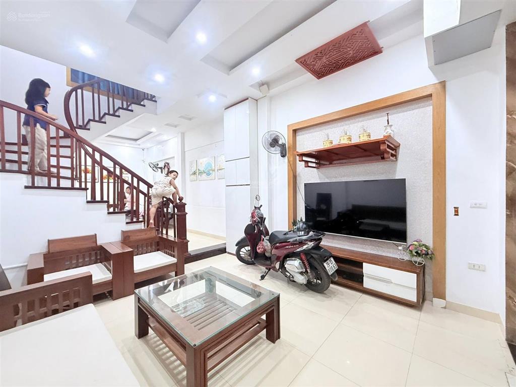 Bán nhà ngõ 166 trần duy hưng  diện tích 42m2 6 tầng dân xây  cách phố 30m  giá 13,9 tỷ có đàm
