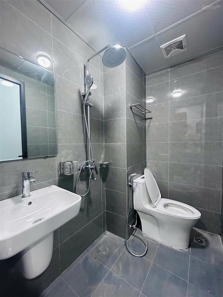 Cho thuê phòng láng hạ  nhà mới  đầy đủ đồ chỉ việc đến ở  ban công cửa sổ thoáng  giá 5tr8