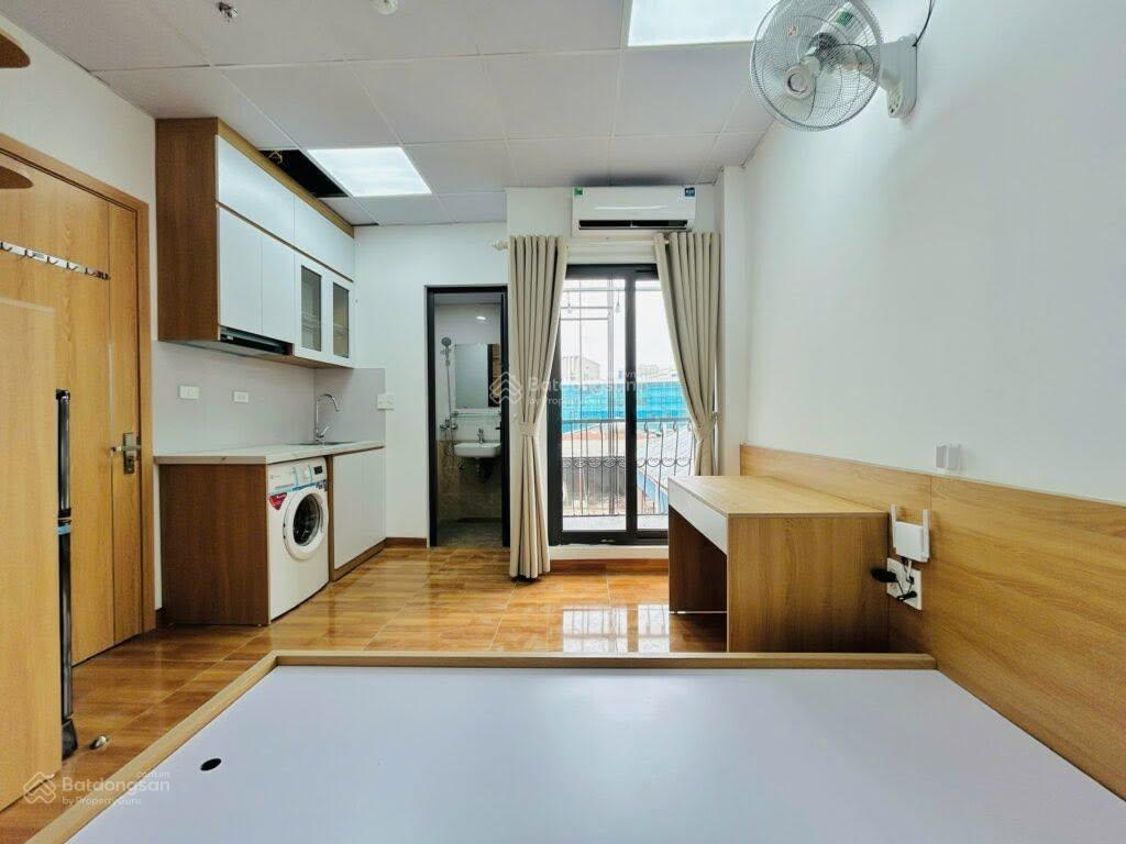 Cho thuê căn hộ ccmn ngõ 1194 đường láng  đầy đủ đồ  ban công thoáng máy giặt riêng  giá 5tr5