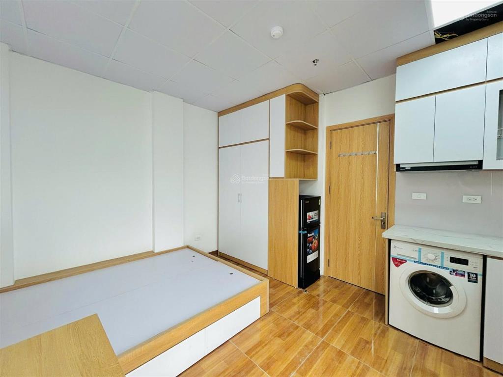 Cho thuê căn hộ ccmn ngõ 1194 đường láng  đầy đủ đồ  ban công thoáng máy giặt riêng  giá 5tr5