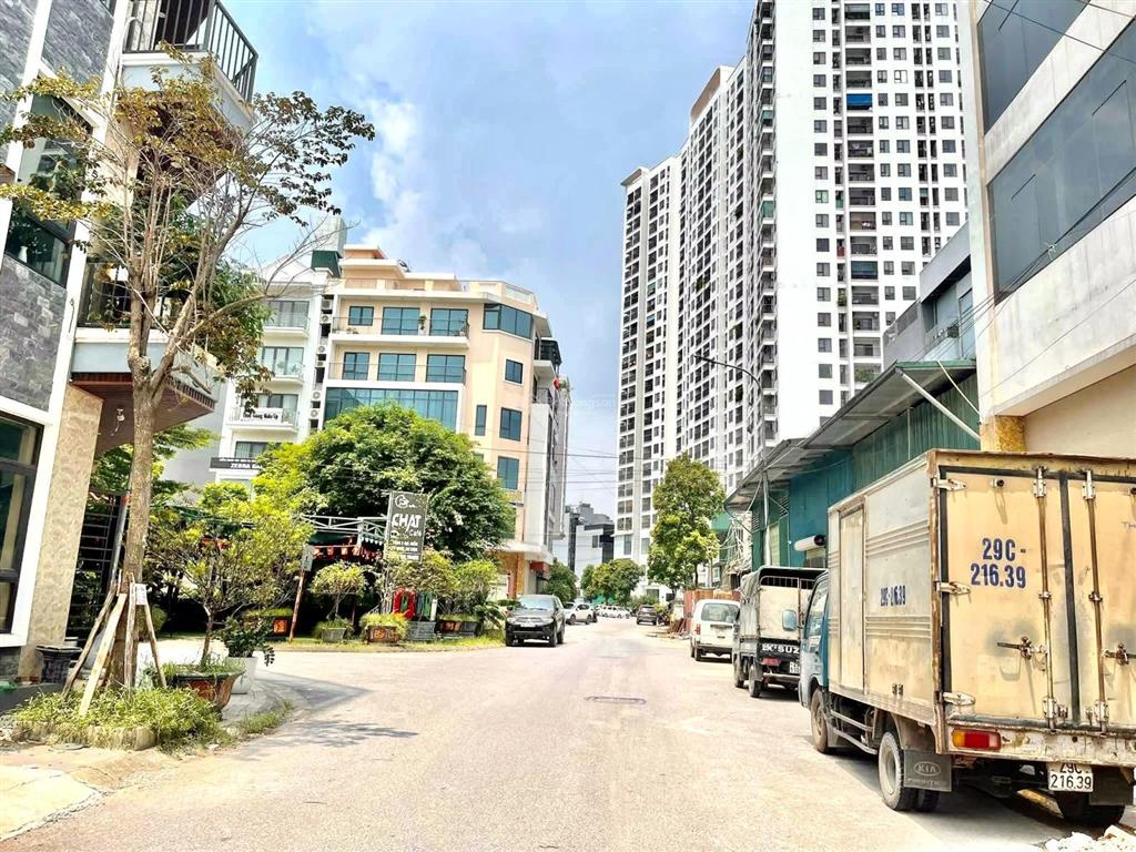 Cần bán gấp đất đấu giá tứ hiệp dt 84 mét/ mặt tiền 6 mét / vỉa hè / giá 20 tỷ
