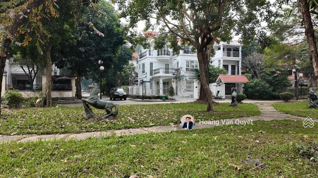 Bán biệt thự góc 237m2 view đồi thông, nhà hoàn thiện và cho thuê. giá bán 83tr/m2 gặp chính chủ