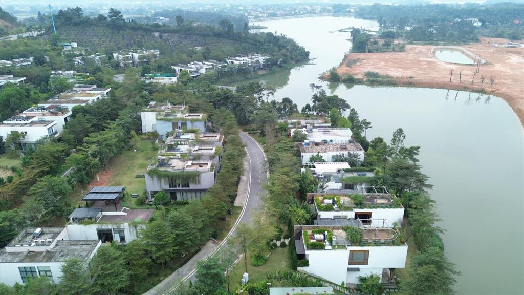 Bán biệt thự xây thô 250m2 mặt hồ venus resort thêm đất mở rộng 200m2 chỉ 12 tỷ.  0962 202 ***