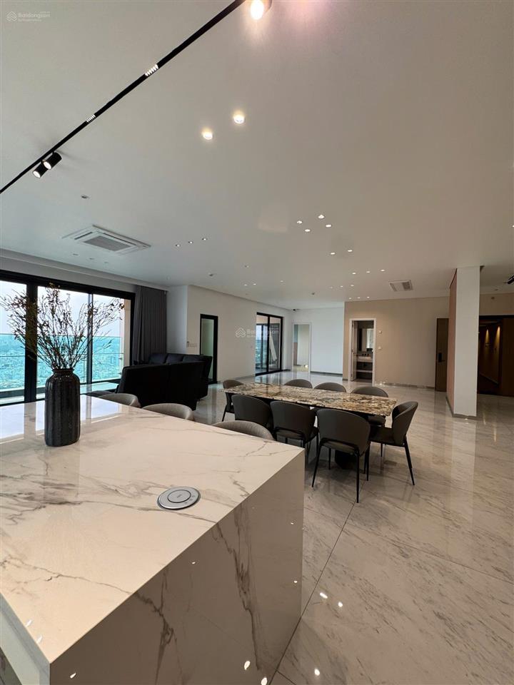 Cho thuê penthouse de la sol, 150 triệu, 430m2, 4pn, 6wc tại quận 4, tp. hcm