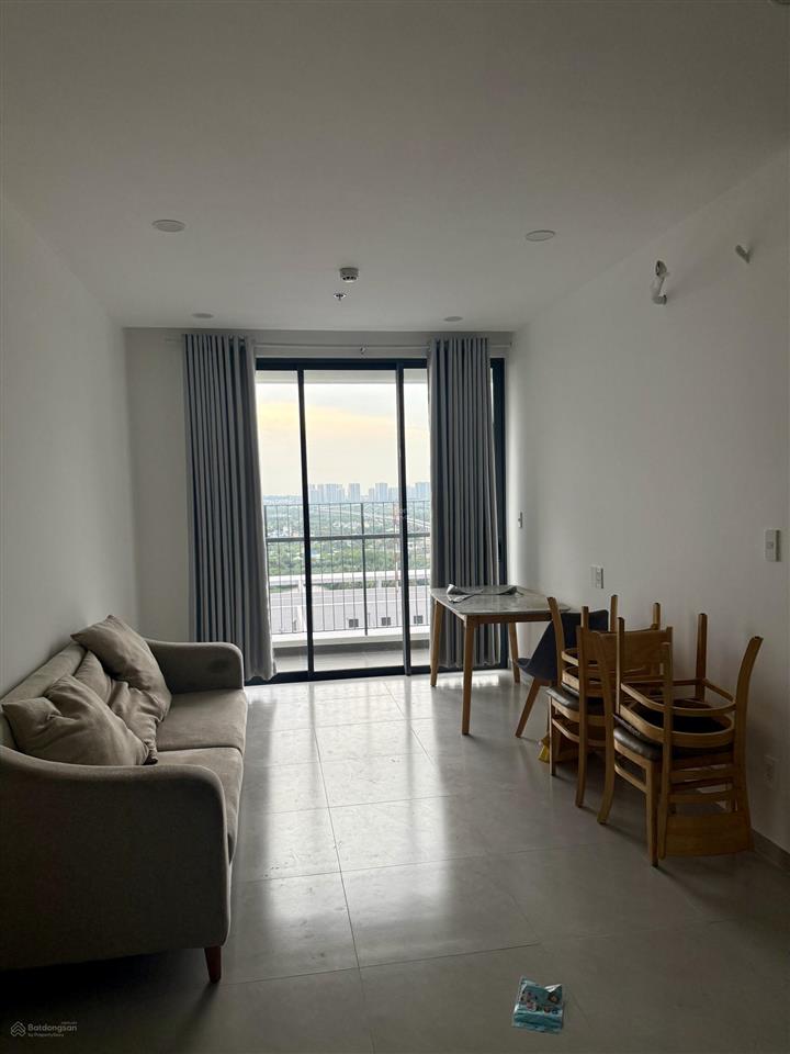 Cho thuê căn 2pn 2wc 70m² tầng cao view thoáng nội thất có sẵn rèm, tủ lạnh, bàn ăn, sofa, giường