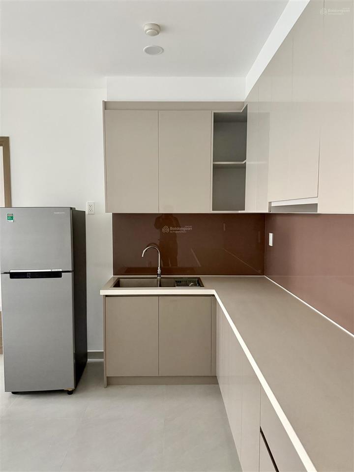 Cho thuê căn 2pn 2wc 70m² tầng cao view thoáng nội thất có sẵn rèm, tủ lạnh, bàn ăn, sofa, giường