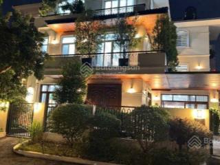 Tôi cần bán biệt thự biển 650 m2 mặt tiền cách biển mỹ khê đà nẵng 100 m giá 155 tỷ  0766 827 ***