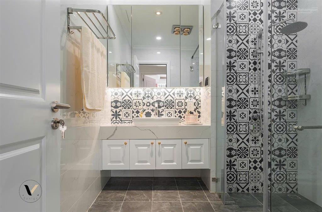 Tôi cần bán trước tết căn hộ 3 phòng ngủ, 3 vệ sinh, diện tích 159m2, căn góc rất đẹp toà n05