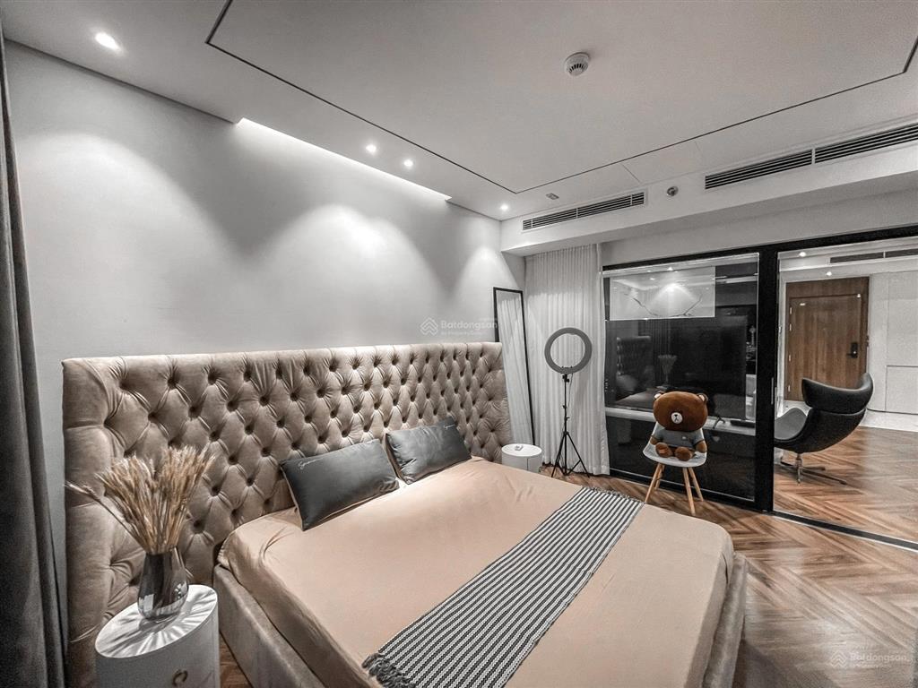 Gia đình bán nhà 4 ngủ 3 vệ sinh chung cư n05 trung hoà nhân chính, căn góc đẹp, nội thất cơ bản