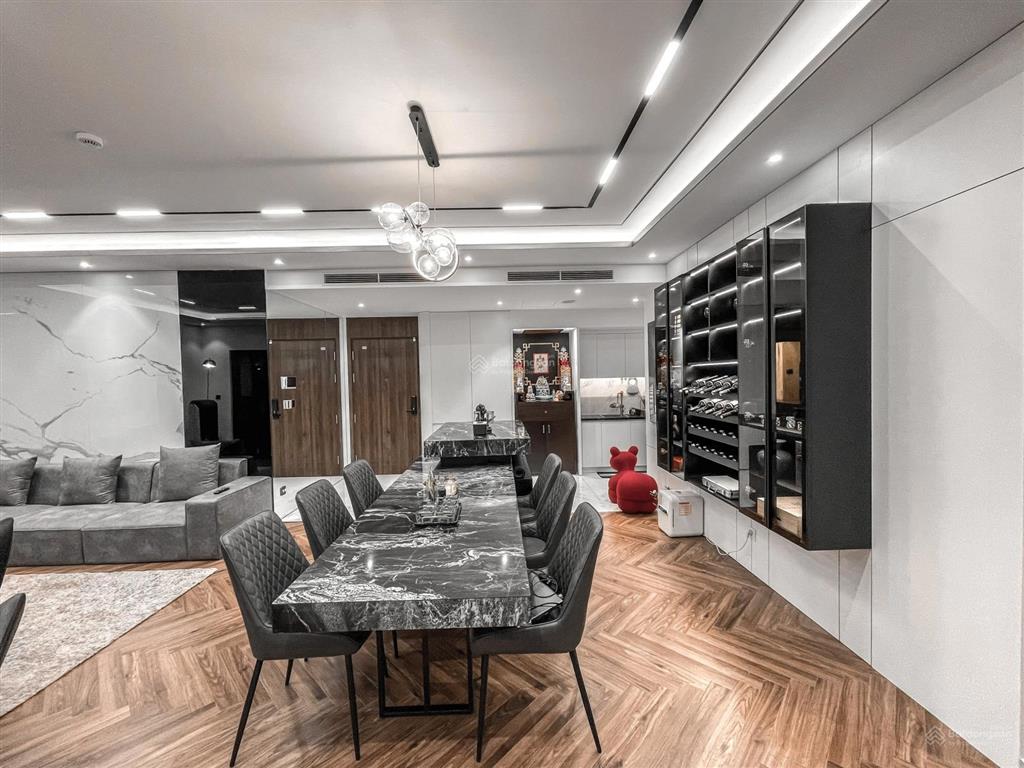 Gia đình bán nhà 4 ngủ 3 vệ sinh chung cư n05 trung hoà nhân chính, căn góc đẹp, nội thất cơ bản