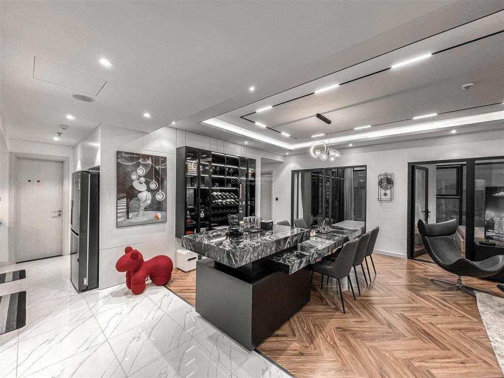 Gia đình bán nhà 4 ngủ 3 vệ sinh chung cư n05 trung hoà nhân chính, căn góc đẹp, nội thất cơ bản