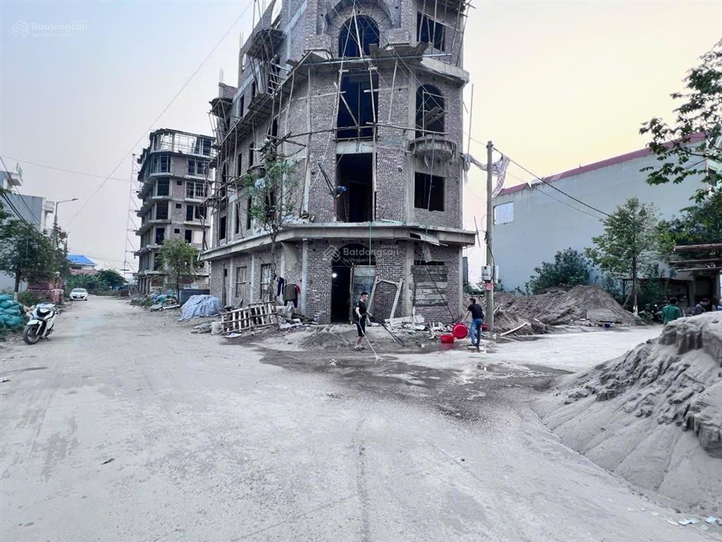Hơn 3 tỷ lô trục chính a3 quang châu. đối diện các tòa chung cư mini