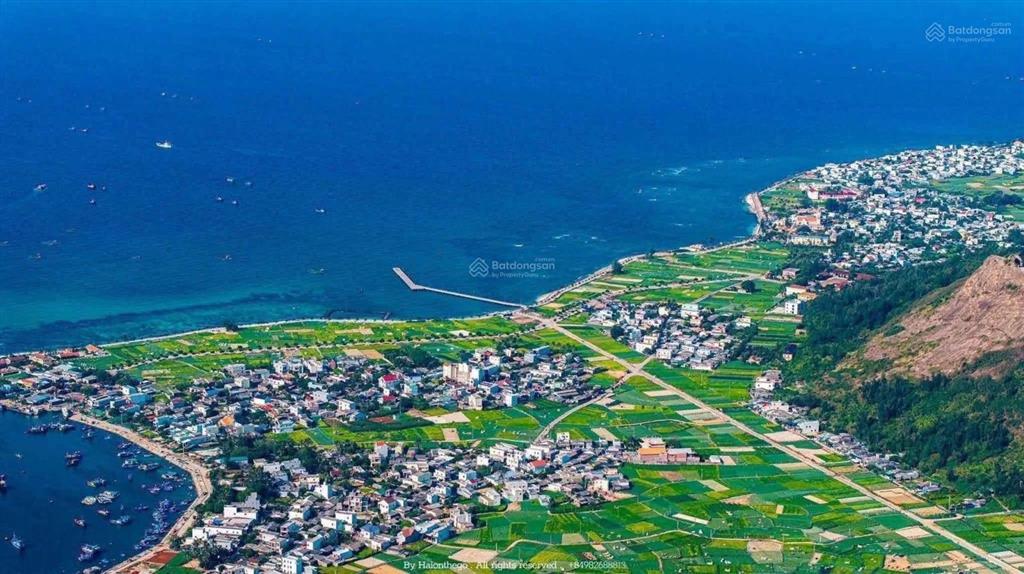 Đất ven biển  gần bên resort. giá 1tr2/m2.
vị trí đảo lý sơn 512m2 đường nhựa xe tải