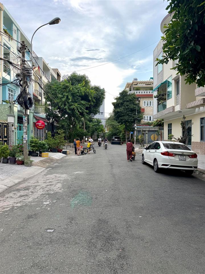 Bán nhà kdc tên lửa, đường 5a yên tĩnh, 4x20m, 4 tầng, gần công viên, nhà đẹp ở ngay