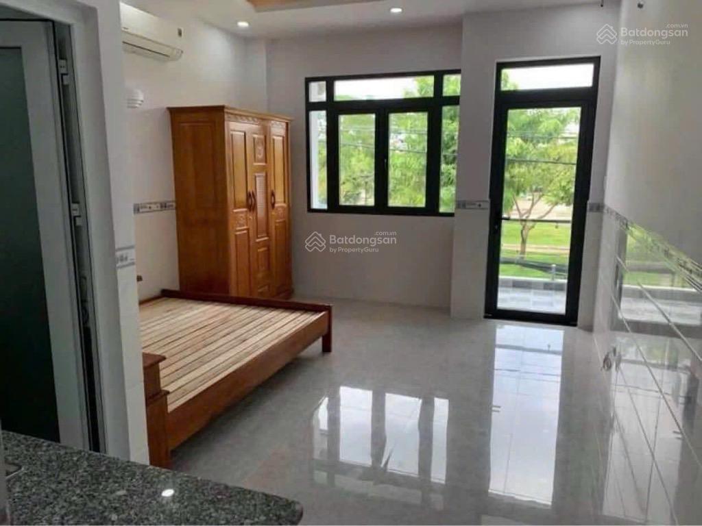 Bán nhà sân vườn. đường lí phục man. q7. dtcn 160m2. ngang khủng 8m. nhỉnh 12 tỷ. sổ vuông