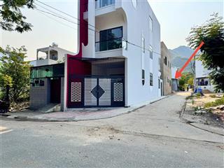 Hạ giá bán nhanh. chủ cần bán lô góc căn nhà cấp 4 gồm 3pn ở ngon luôn tại tđc đất lành