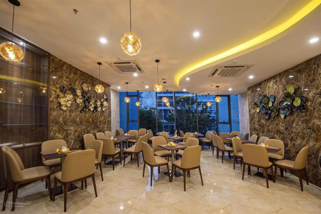 Khách sạn 18 tầng đường biệt thự(khu phố tây), nha trang  cách biển 400m  doanh thu 700tr/tháng