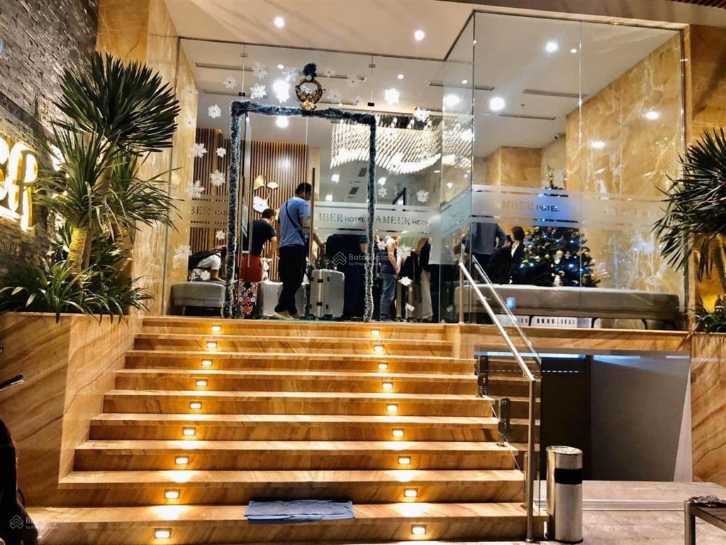 Khách sạn 18 tầng đường biệt thự(khu phố tây), nha trang  cách biển 400m  doanh thu 700tr/tháng