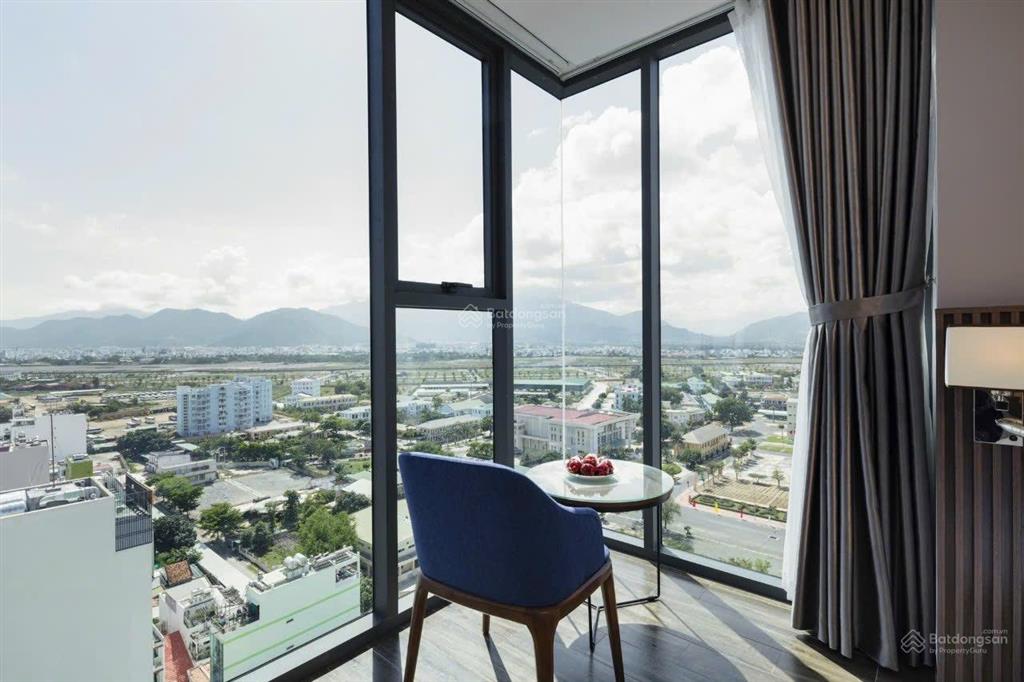 Khách sạn 18 tầng đường biệt thự(khu phố tây), nha trang  cách biển 400m  doanh thu 700tr/tháng