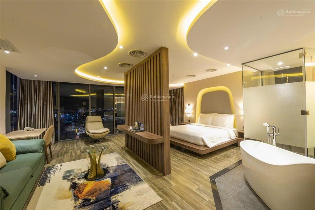 Khách sạn 18 tầng đường biệt thự(khu phố tây), nha trang  cách biển 400m  doanh thu 700tr/tháng