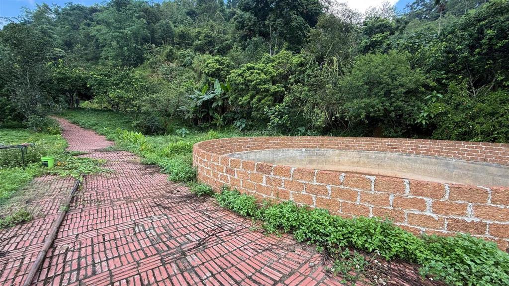 Bán khuôn viên nghỉ dưỡng hơn 1ha có nhà sẵn gần suối, thác và đập nước cao phong, hòa bình