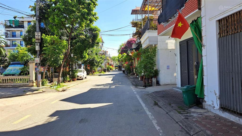 Thiên lộc ( kim chung) 30m ra phố 7 chỗ vào đâtcạnh hồ điều hòadân cư văn minh loanh quanh 5 tỷ