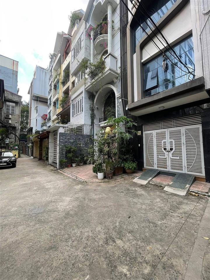 Chính chủ cần bán nhà đẹp phân lô phố hoàng cầu,vị trí siêu đẹp sát quận ủy, vài bước ra hồ,ở sướng