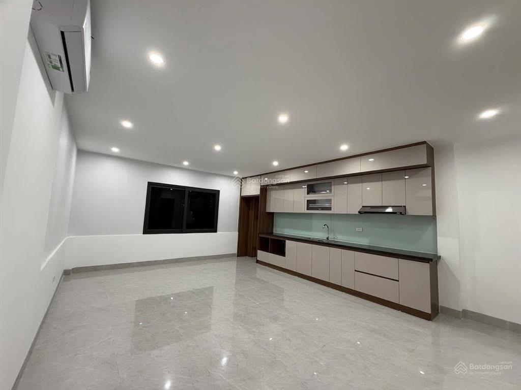 Trương định nhà 5 tầng thang máy  full nội thất giá 12,5 tỷ. vị trí đẹp, ô tô đỗ cổng ở cực sướng