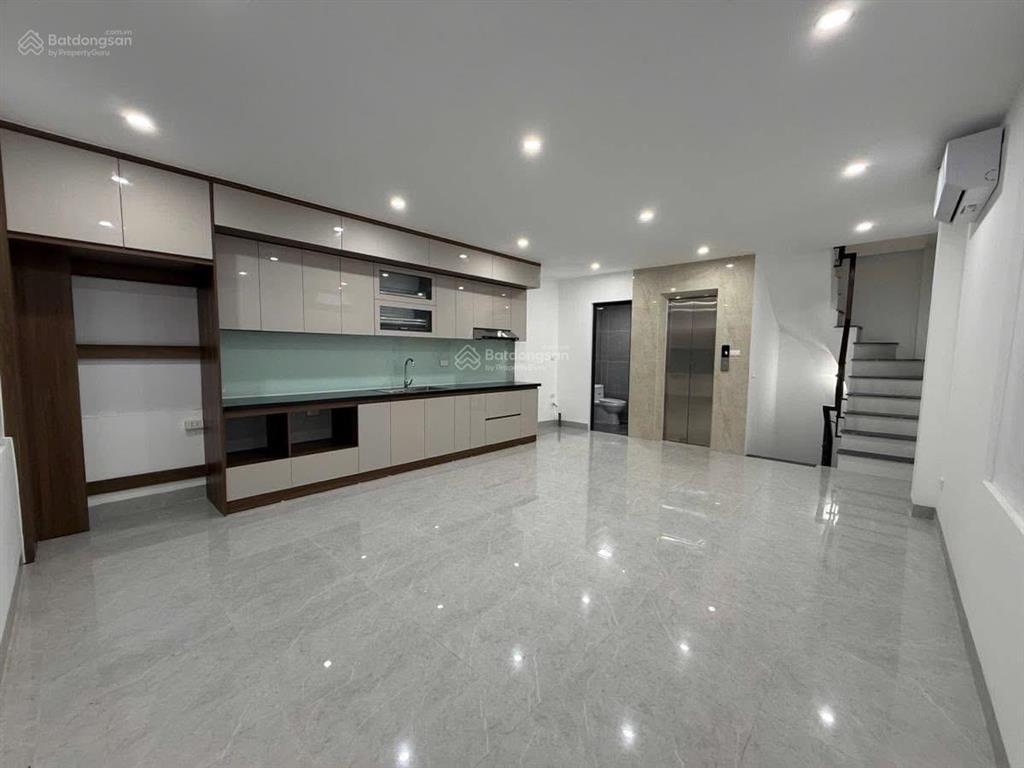 Trương định nhà 5 tầng thang máy  full nội thất giá 12,5 tỷ. vị trí đẹp, ô tô đỗ cổng ở cực sướng