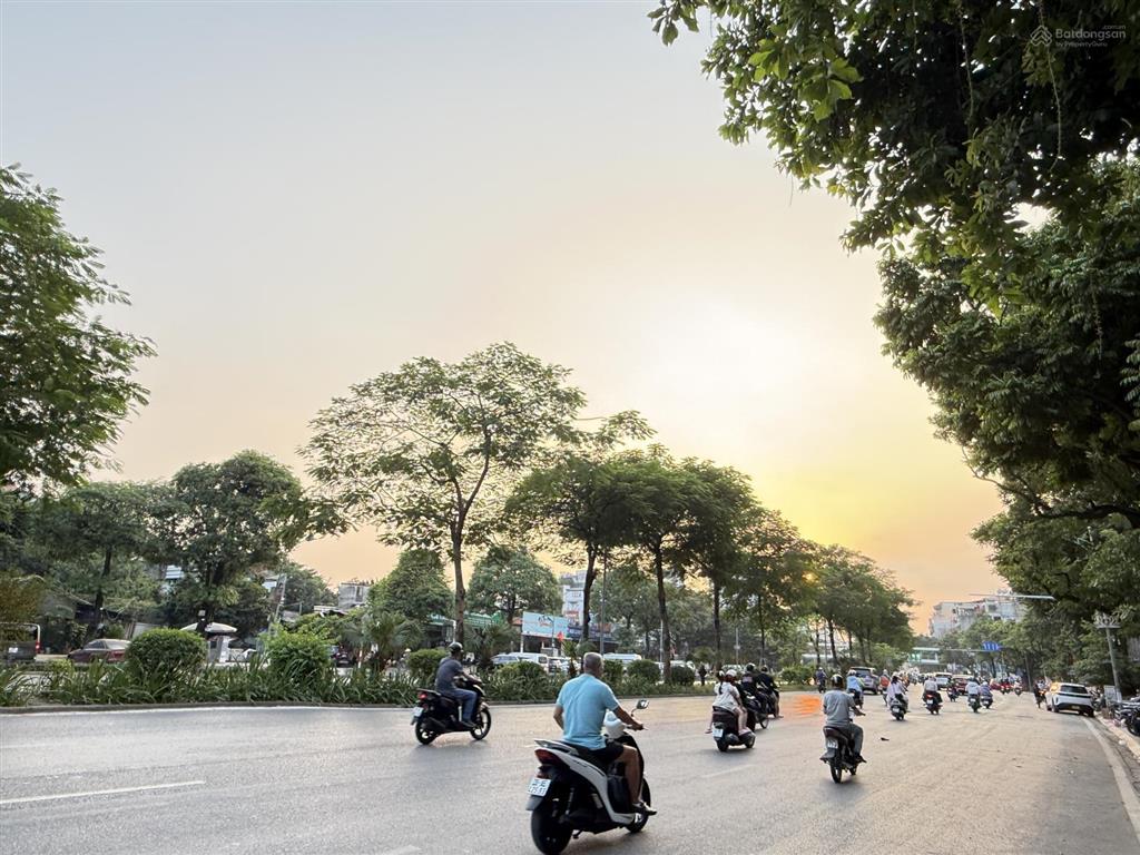 Bán siêu phẩm mặt phố trần khát chân 6 tầng thang máy dòng tiền 110 triệu/tháng. vị trí cực đẹp