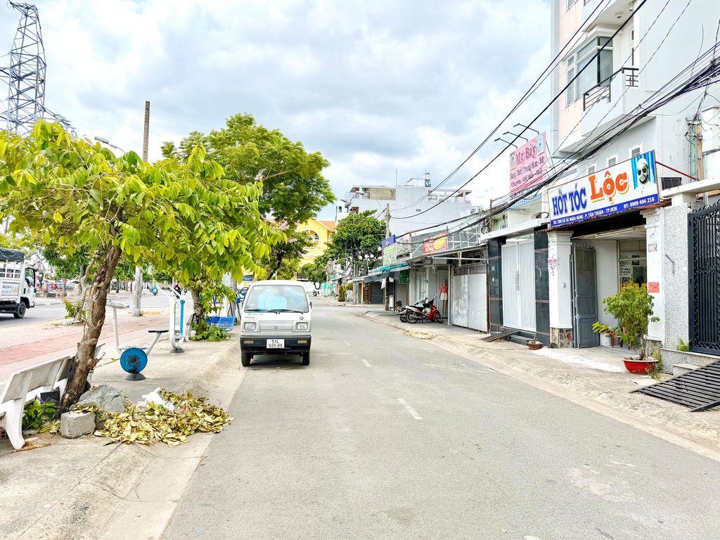 HOT - Tòa VP vừa hoàn thiện view sông Trần Xuân Soạn Q7 giá 130 Tr/th