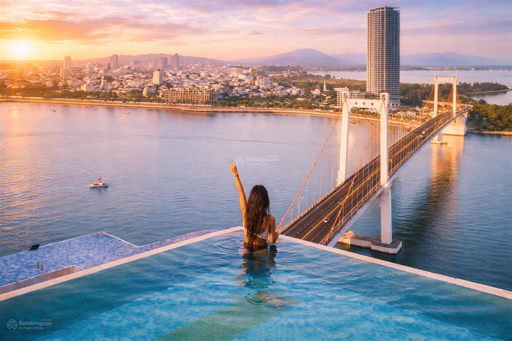 Bán ch khách sạn 5 sao, 37m2, 1 tỷ 420, tầng cao, đầy đủ bếp, cho thuê từ 12tr/tháng, golden bay đn
