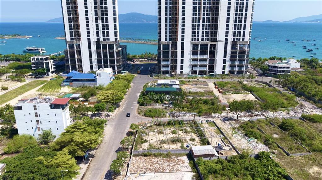 Bán lô đất biệt thự góc 2 mặt tiền view biển siêu đẹp. cách biển 50m. đối diện bến du thuyền