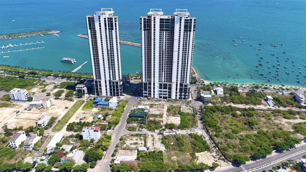 Bán lô đất biệt thự góc 2 mặt tiền view biển siêu đẹp. cách biển 50m. đối diện bến du thuyền