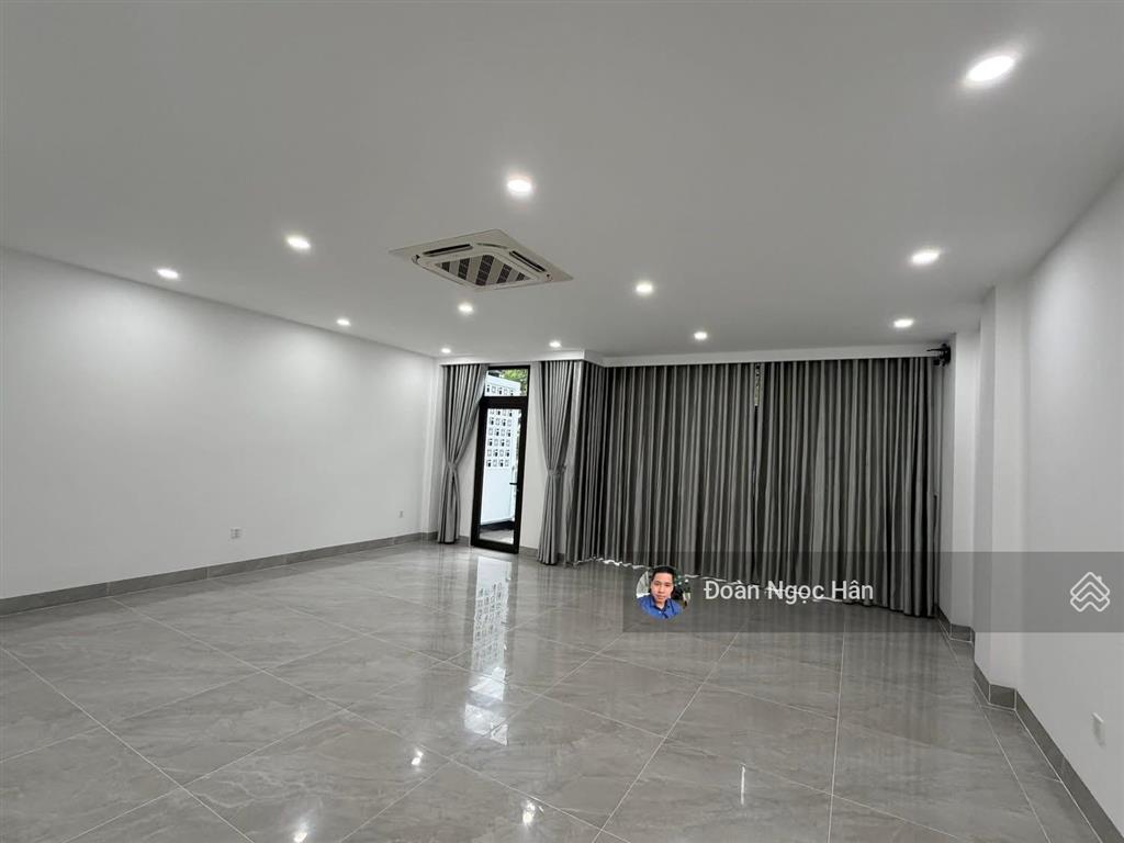 20 tỷ 600 triệu cho một căn shophouse có thang máy giữa trung tâm hoàng thị loan đắt hay là hời
