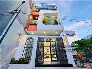 Một căn nhà đẹp nằm trong con hẻm xinh, tiện ích đầy đủ lại vừa gần biển...giá chỉ hơn 5 tỷ