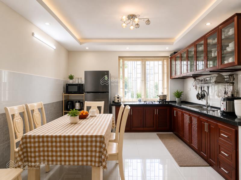 Nhà 5 tầng, 1 trệt + 1 lững + 2 lầu + sân thượng trước sau