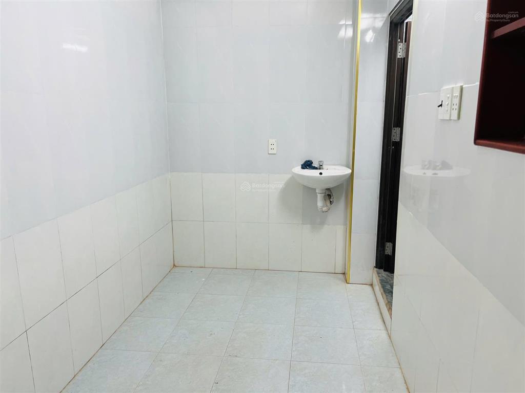Cho thuê nhà kiệt lê độ gần mặt đường, trước nhà đường rộng 4m để được mấy xe, giá chỉ 10tr/ tháng.