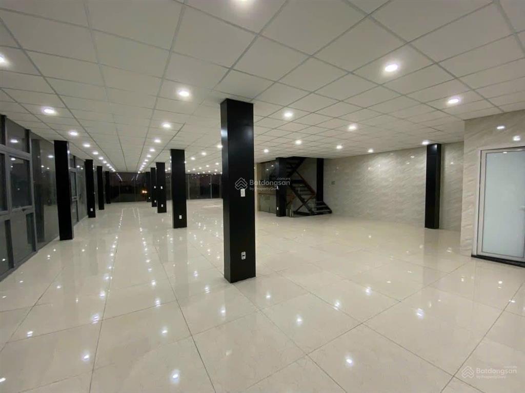 Cho thuê nhà mặt tiền lớn vị trí thuận tiện trung tâm q7 10x20m t 5l 90tr/th