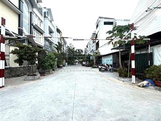 Bán gấp lô đất 2 mặt tiền đường khu dân cư,dt 10x21, gần ngay siêu thị vivo city, giá 29 tỷ tl