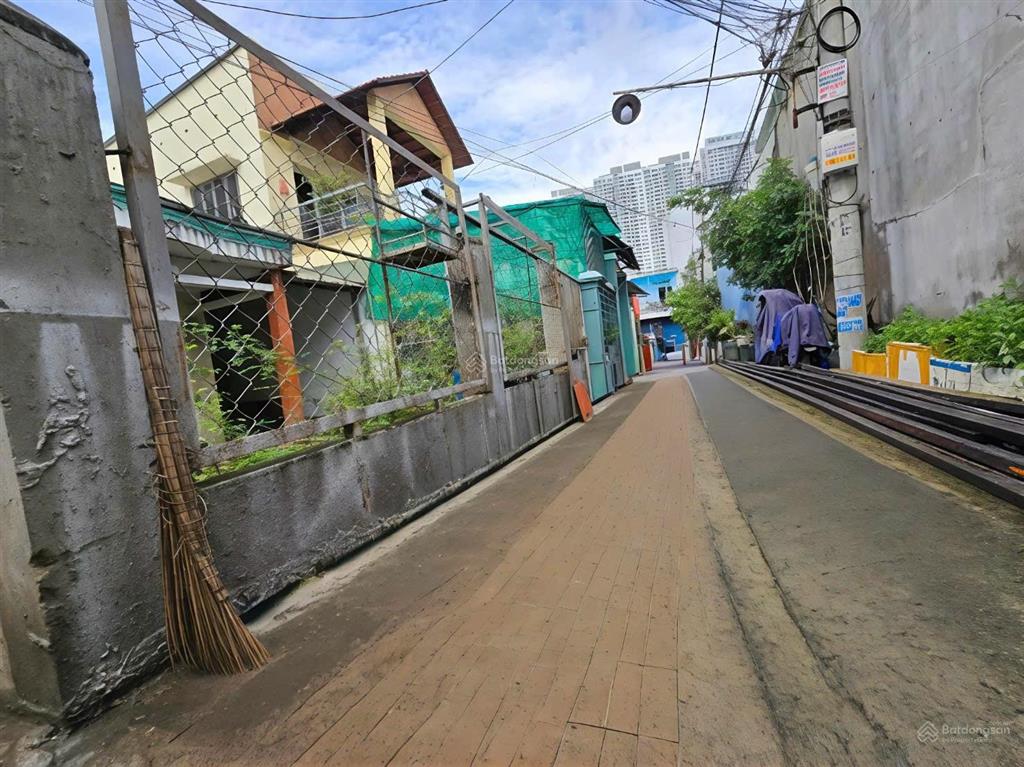 Bán đất tặng nhà ngang hơn 6 mét đường huỳnh tấn phát, quận 7, giá 6 tỷ x
