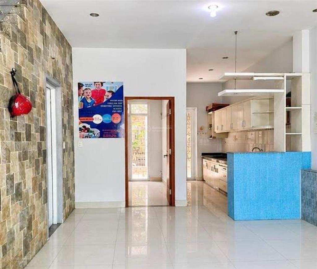 Chính chủ cần bán gấp nhà 3 tầng mặt tiền đường khu dân cư phú mỹ view hồ, dt 90 mét giá 10 tỷ x