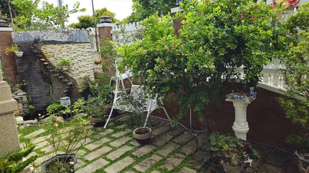 Bán biệt thự góc 2mt, dt 17x22m, 1 lầu áp ngói,33 dg 135f phước long a thủ đức ( q9 cũ )