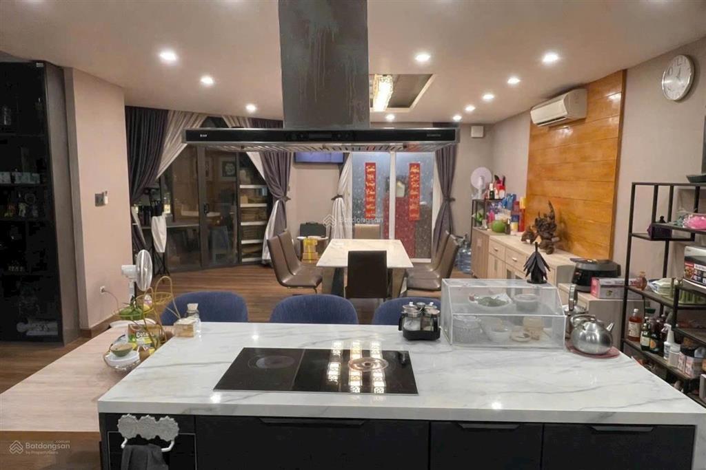 Biệt thự góc 2mt, dt 18m x16m, 2 lầu sân thượng, đường phạm hùng nối dài