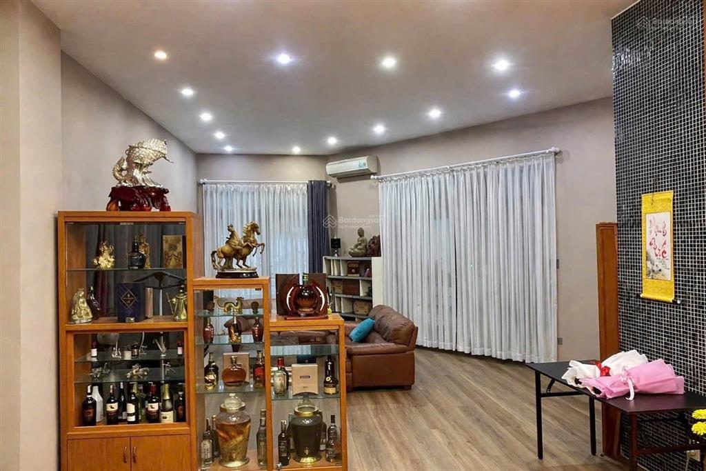 Biệt thự góc 2mt, dt 18m x16m, 2 lầu sân thượng, đường phạm hùng nối dài