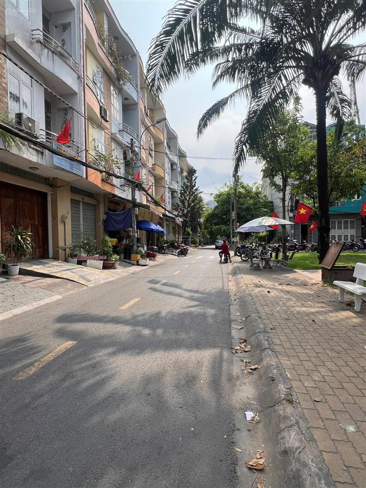 Bán nhà mt đường 320 bông sao p5 q8, đối diện công viên, dt 4x16m, 3.5 tấm