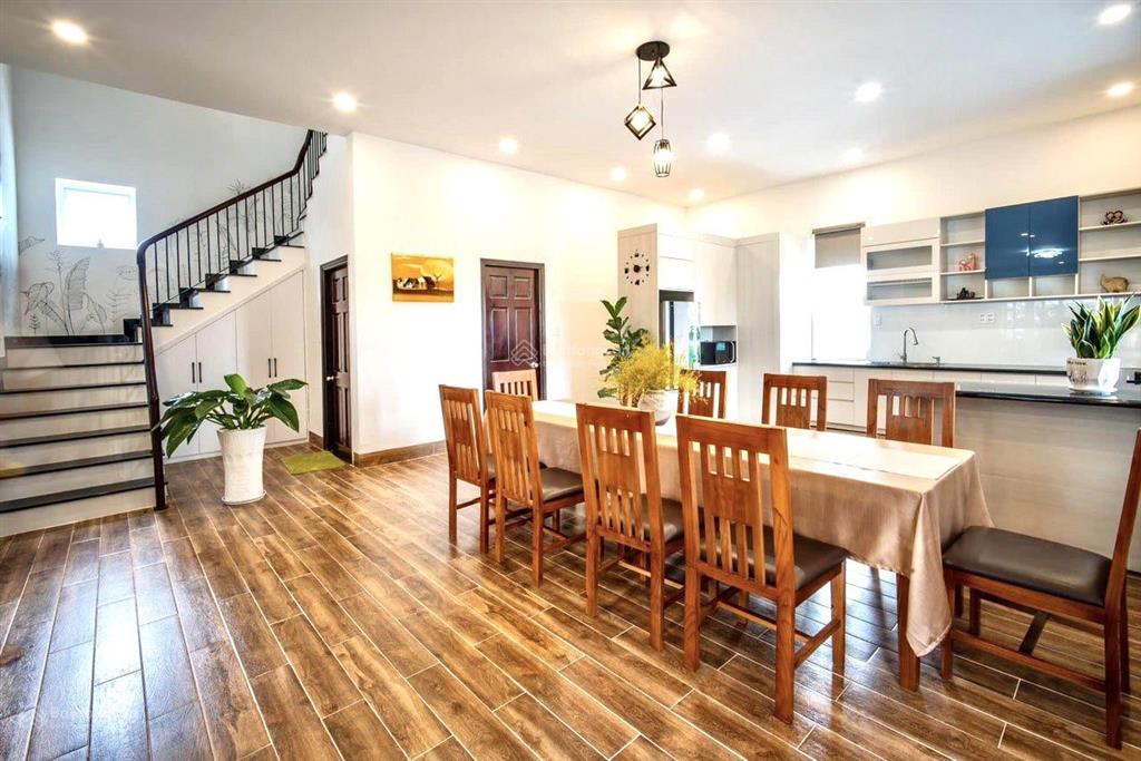 Villa góc 2 mặt tiền  ngay đại học đà lạt  cách hồ 5 phút lái xe