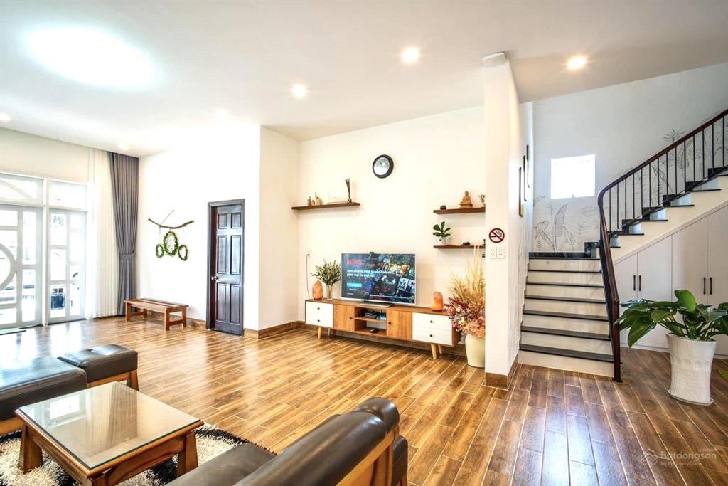 Villa góc 2 mặt tiền  ngay đại học đà lạt  cách hồ 5 phút lái xe