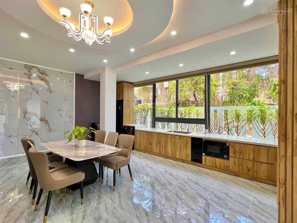 Nhà 2 mặt tiền khu đẹp trung tâm đà lạt  bao quanh thông xanh quá đẹp