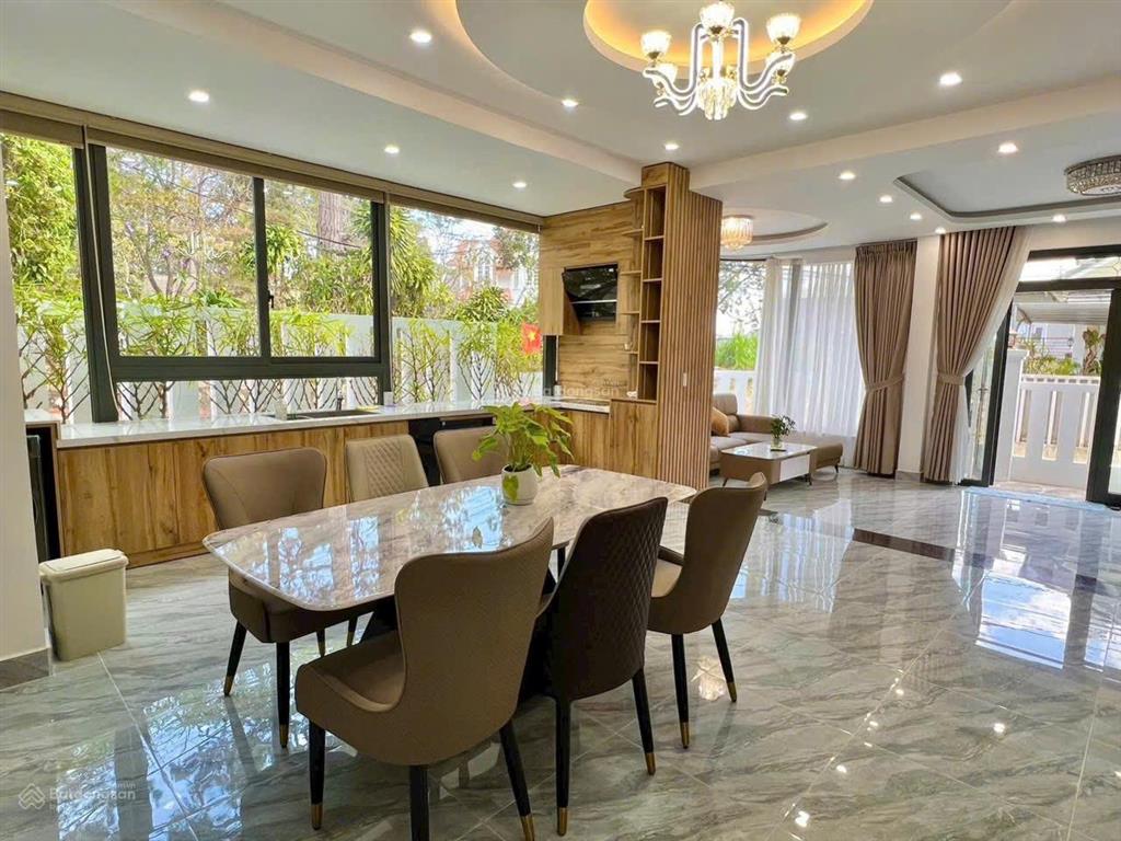 Nhà 2 mặt tiền khu đẹp trung tâm đà lạt  bao quanh thông xanh quá đẹp